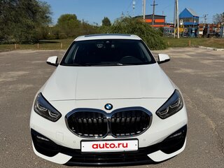 2022 BMW 1 серии 120i III (F40), белый, 3750000 рублей, вид 2