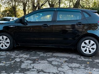2013 Kia Rio III, чёрный, 900000 рублей, вид 3