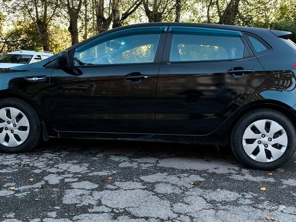 2013 Kia Rio III, чёрный, 900000 рублей - вид 2