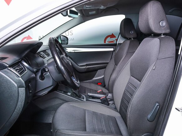 2019 Skoda Octavia III (A7) Рестайлинг, белый, 1430000 рублей - вид 7