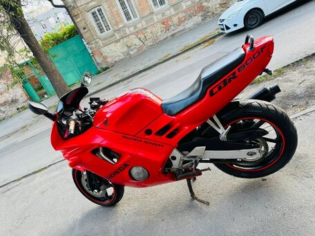 1991 Honda CBR 600F, красный, 300000 рублей, вид 1