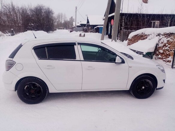 2011 Opel Astra H Рестайлинг, белый, 690000 рублей - вид 1