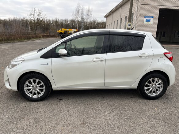 2017 Toyota Vitz III (XP130) Рестайлинг, белый, 1000000 рублей - вид 4