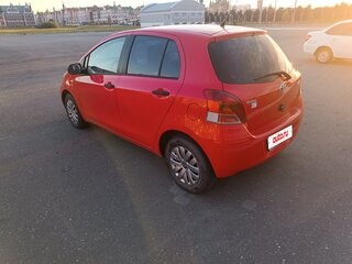 2009 Toyota Yaris II Рестайлинг, красный, 450000 рублей, вид 4