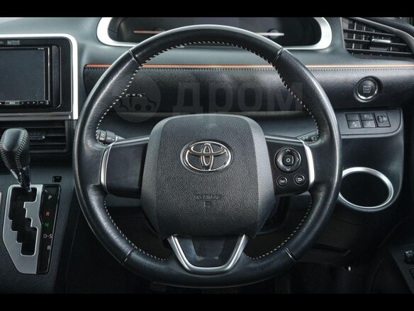 2020 Toyota Sienta II Рестайлинг, чёрный, 1900000 рублей - вид 2