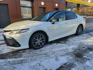 2022 Toyota Camry VIII (XV70) Рестайлинг, белый, 3200000 рублей, вид 1