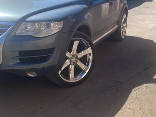 2008 Volkswagen Touareg I Рестайлинг, серый, 1099900 рублей, вид 1