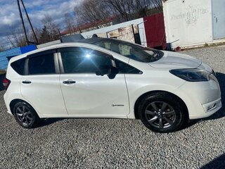 2018 Nissan Note e-Power II Рестайлинг, белый, 1350000 рублей, вид 1