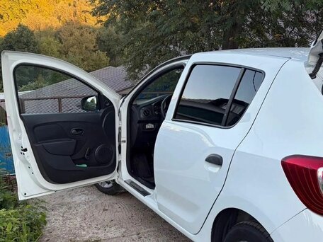2018 Renault Sandero II Рестайлинг, белый, 800000 рублей, вид 3