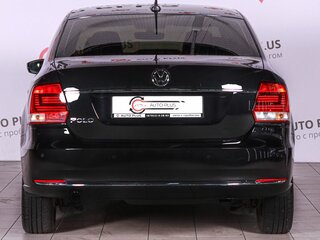 2017 Volkswagen Polo V Рестайлинг, чёрный, 930000 рублей, вид 4