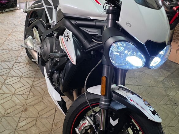 2019 Triumph Street Triple, белый, 950000 рублей
