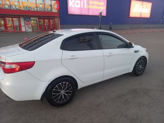 2013 Kia Rio 5-speed III, белый, 750000 рублей, вид 5