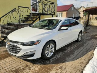 2020 Chevrolet Malibu IX Рестайлинг, белый, 900000 рублей, вид 1
