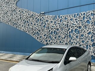 2016 Toyota Prius IV (XW50), серебристый, 2000000 рублей, вид 3