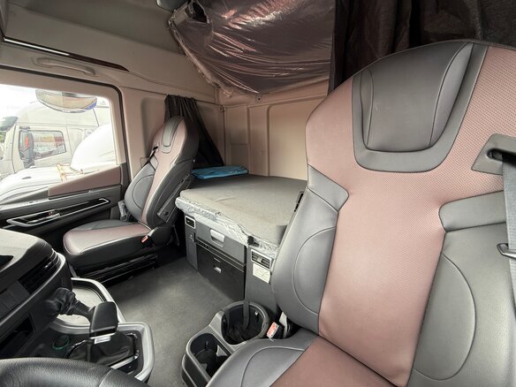 2023 IVECO-Hongyan 4x2, красный, 7950000 рублей - вид 5