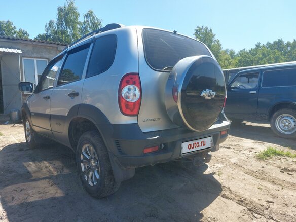 2013 Chevrolet Niva I Рестайлинг, серебристый, 710000 рублей - вид 4
