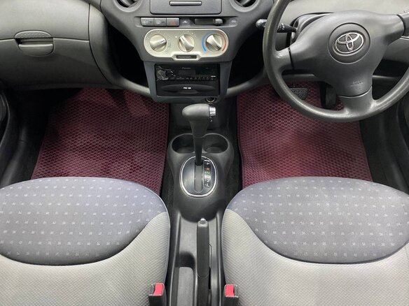 2003 Toyota Vitz I (P10), красный, 520000 рублей - вид 12