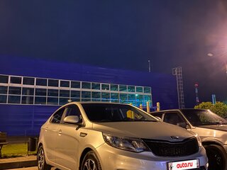 2016 Kia Rio III Рестайлинг, серебристый, 990000 рублей, вид 1
