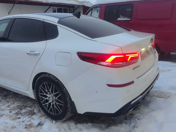 2019 Kia Optima IV Рестайлинг, белый, 2700000 рублей - вид 2
