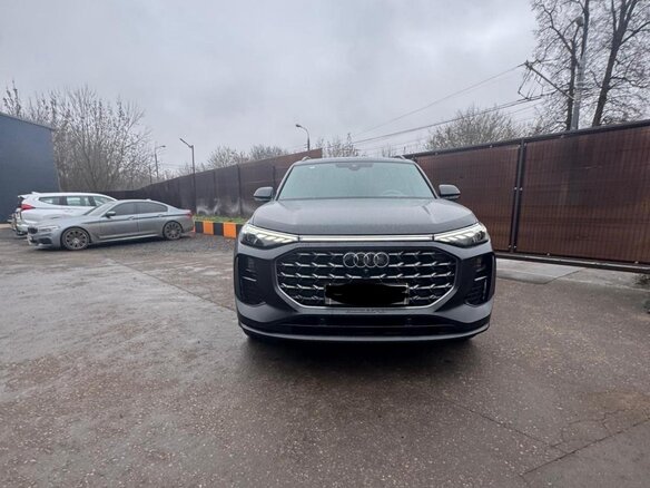 2023 Audi Q6 45 TFSI, чёрный, 8085000 рублей - вид 1
