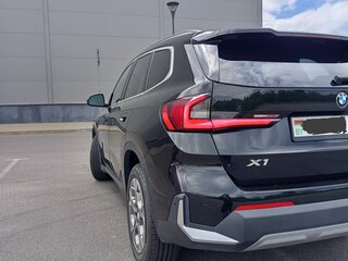 2023 BMW X1 28i xDrive III (U11/U12), чёрный, 3050000 рублей, вид 3