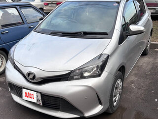 2016 Toyota Vitz III (XP130) Рестайлинг, серебристый, 1000000 рублей, вид 2