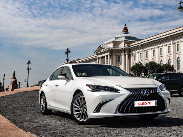2021 Lexus ES 300h VII Рестайлинг, белый, 5150000 рублей - вид 5