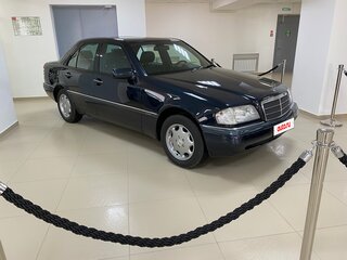 1995 Mercedes-Benz C-Класс 220 I (W202), чёрный, 4700000 рублей, вид 1