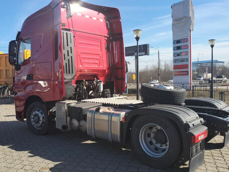 2023 IVECO-Hongyan 4x2, красный, 7950000 рублей, вид 5