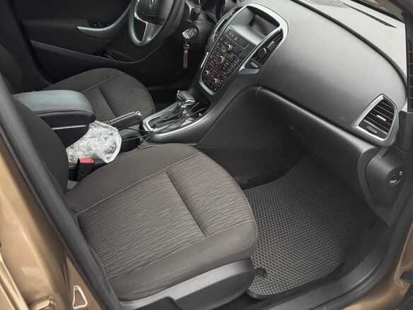 2012 Opel Astra J Рестайлинг, бежевый, 1000000 рублей - вид 6