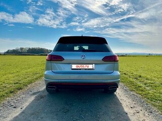 2019 Volkswagen Touareg III, серебристый, 7500000 рублей, вид 4