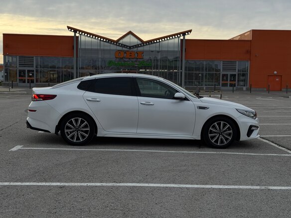 2019 Kia Optima IV Рестайлинг, белый, 1400000 рублей - вид 3