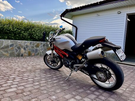2009 Ducati Monster 1100, серый, 750000 рублей, вид 4