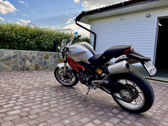 2009 Ducati Monster 1100, серый, 750000 рублей - вид 3