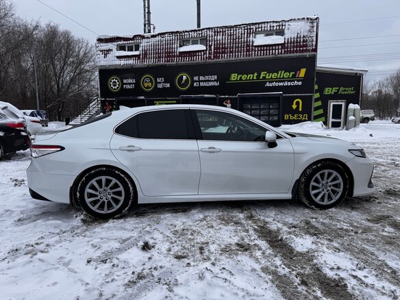 2021 Toyota Camry VIII (XV70) Рестайлинг, белый, 2090000 рублей - вид 3