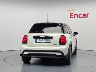 2022 Mini Hatch Cooper III (F55/F56) Рестайлинг 2, бежевый, 1890000 рублей, вид 4