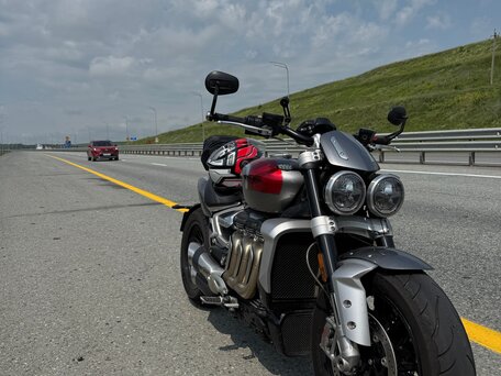 2023 Triumph Rocket 3, серебристый, 1900000 рублей, вид 3