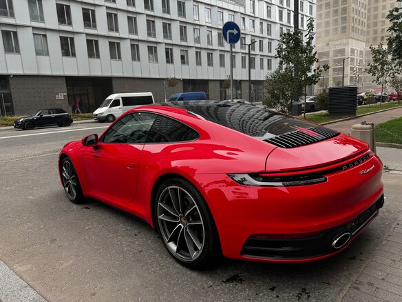 2019 Porsche 911 Carrera 4 VIII (992), красный, 12999999 рублей - вид 5