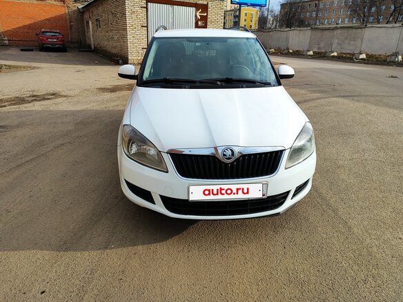 2013 Skoda Fabia II Рестайлинг, белый, 700000 рублей