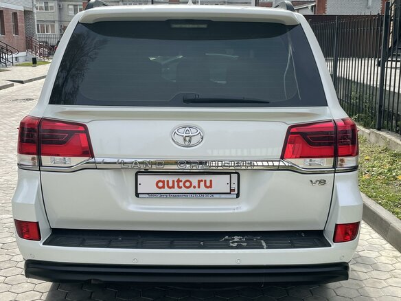 2017 Toyota Land Cruiser 200 Series Рестайлинг 2, белый, 8800000 рублей - вид 6