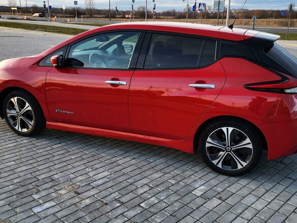 2018 Nissan Leaf II (ZE1), красный, 1100000 рублей - вид 2