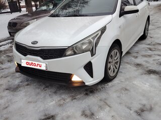 2021 Kia Rio IV Рестайлинг, белый, 1200000 рублей, вид 3