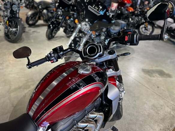 2023 Triumph Rocket 3, красный, 2990000 рублей - вид 28