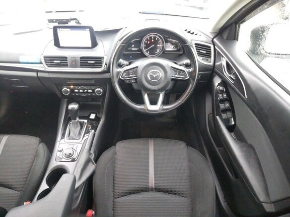 2018 Mazda Axela III Рестайлинг, белый, 1100000 рублей - вид 6