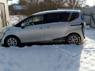 2018 Toyota Sienta II Рестайлинг, серебристый, 1490000 рублей, вид 1