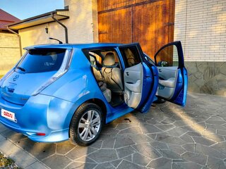 2011 Nissan Leaf (EM61) I (ZE0/AZE0), голубой, 650000 рублей, вид 3
