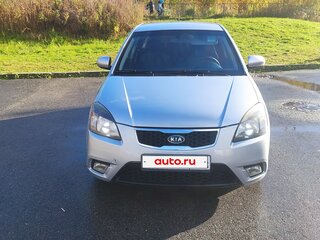 2010 Kia Rio II Рестайлинг, серебристый, 600000 рублей, вид 1