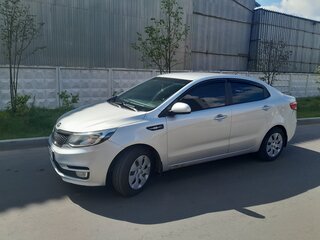 2015 Kia Rio III Рестайлинг, серебристый, 900000 рублей, вид 1