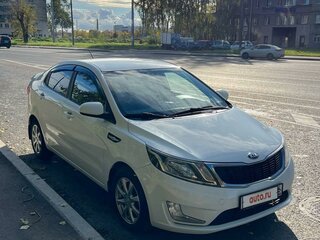 2013 Kia Rio 4-speed III, белый, 1030000 рублей, вид 3