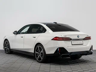 2026 BMW 5 серии 530i xDrive VIII (G60/G61/G68), чёрный, 9650000 рублей, вид 4